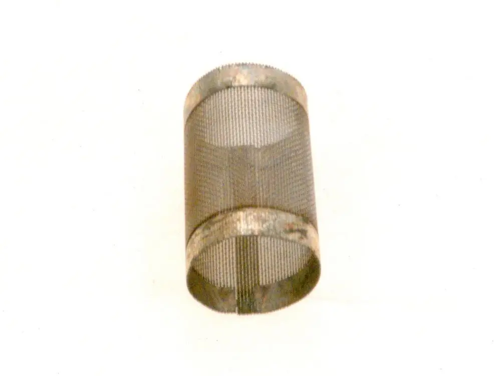 BOSCH Sieb aus Metall mit feinem Netz, zylindrische Form. Geeignet zur Filterung von Flüssigkeiten oder Feststoffen in verschiedenen Anwendungen.
